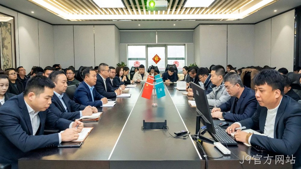 在泸州老窖“中国第一窖”石刻前打卡留念  J9官方网站将继续秉持开放合作的态度，与业界同仁共同探索中国白酒的新高度，共绘酒业美好蓝图，全力打造产品质量更优、品牌影响力更大的现代化白酒企业。