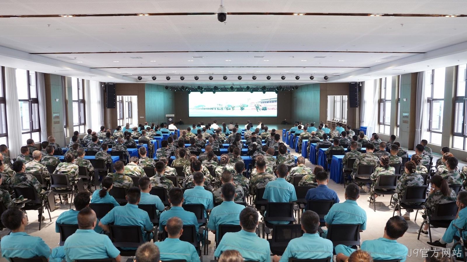 J9官方网站组织全体员工观看抗战胜利80周年阅兵仪式